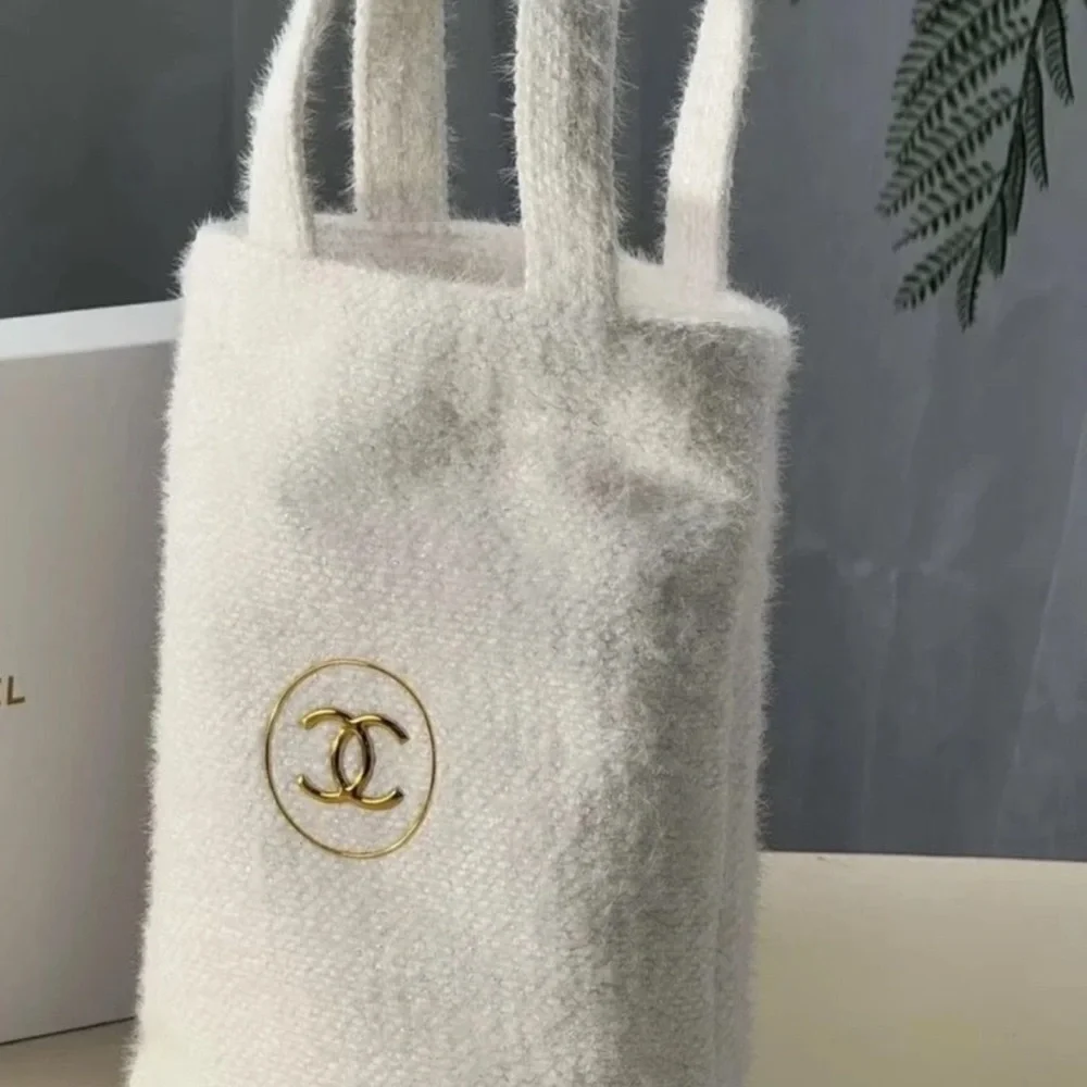 Chanel Beauté Soft Knit
Snow Metallic Mini Tote! - Picture 9 of 12